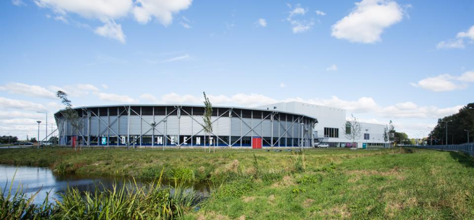Buitenkant van ijsbaan De Meent